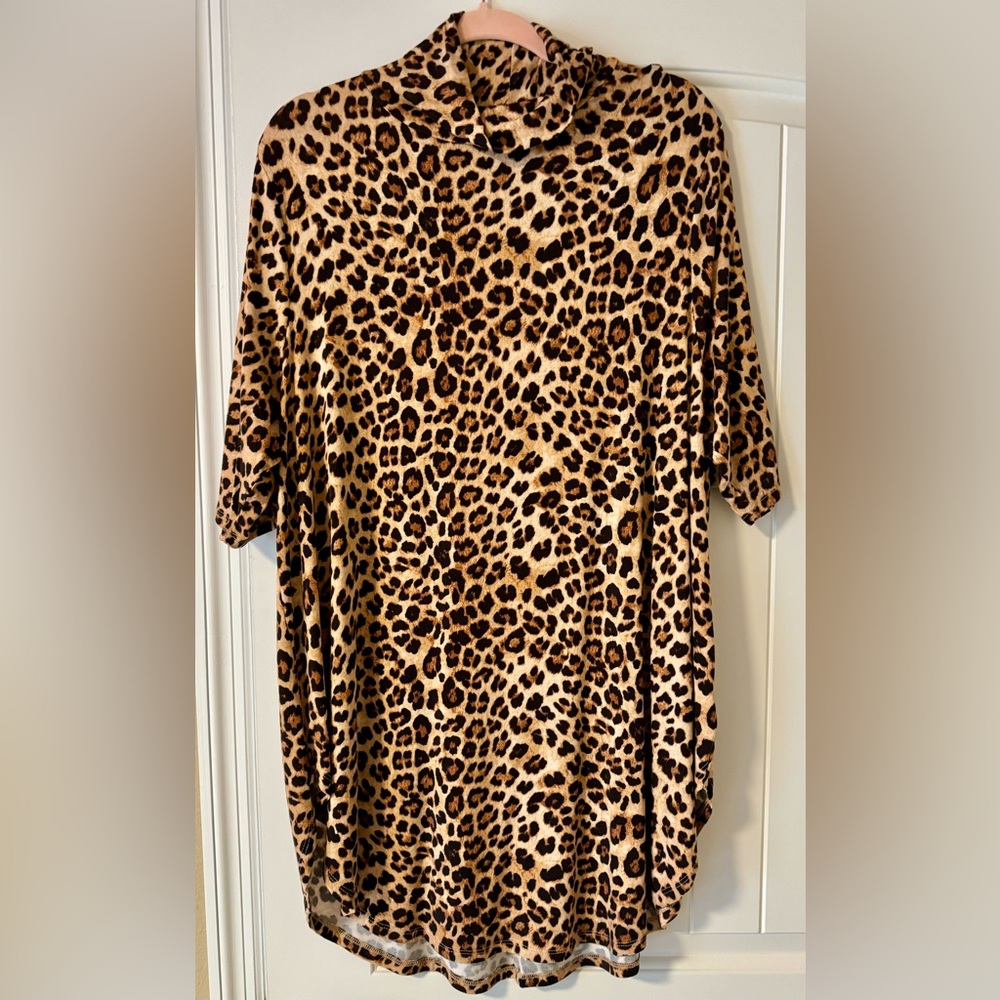 Torrid super soft tunic tee leopard print turtleneck. Size 3. NWOT